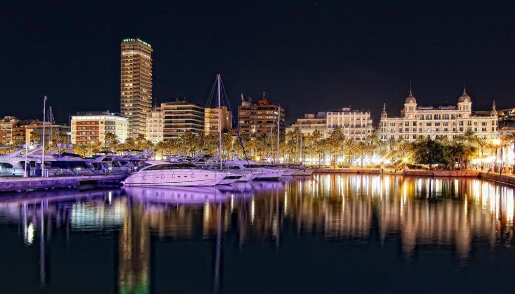 Very Lightful Apartment. Incredible Sea Views. Big Terrace, Swimming Pool. Ac. Very Close To Alicante City Center. 外观 照片