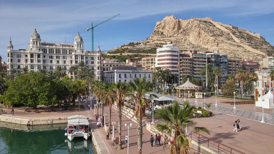 Very Lightful Apartment. Incredible Sea Views. Big Terrace, Swimming Pool. Ac. Very Close To Alicante City Center. 外观 照片